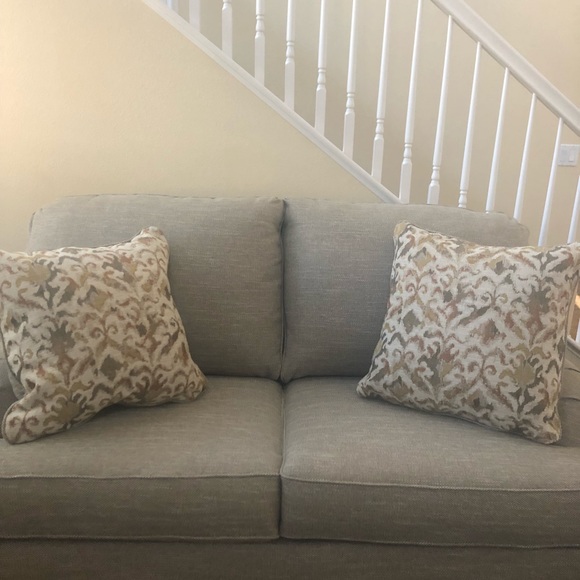 Beautiful Brand New Never Used Pillows (6) - Picture 6 of 9